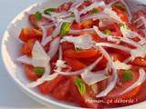 Salade de tomates, oignons rouges, basilic et parmesan