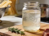 Ce qu’on jette systématiquement après la cuisson des pâtes et qui attendrit la viande mieux qu’une marinade