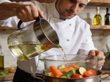 Ce que les cuisiniers italiens font avec l’eau de cuisson des légumes que personne ne fait chez soi