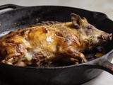 Comment cuire une épaule de sanglier à la cocotte en fonte pour une viande fondante