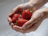 Comment laver les fraises pour éliminer pesticides et impuretés