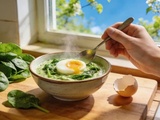 Épinards frais à la crème et œuf mollet : le dîner de printemps prêt en 15 minutes qui réchauffe sans alourdir