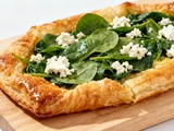 Feuilleté au chèvre et aux épinards : recette facile et savoureuse pour un apéritif réussi