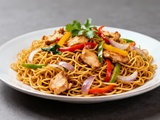 Nouilles sautées au poulet façon thaï : plat savoureux en 20 minutes