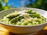 Risotto aux asperges vertes et parmesan : le plat de printemps crémeux prêt en 25 minutes qui fait l’unanimité à table