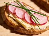 Tartine de radis rose, beurre salé et ciboulette fraîche : le casse-croûte de mars par excellence