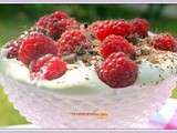 Coupes de framboises sur un nuage de fromage blanc