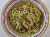 Spaghetti au pesto de persil et chips de jambon