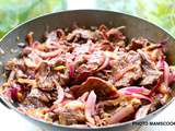 Wok d’onglet aux oignons rouges