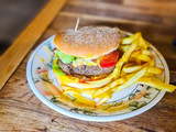 Burger aux oignons confits et caramélisés à l’huile d’olive