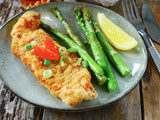 Escalopes de veau panées et asperges rôties à l’airfryer