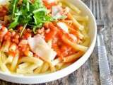 Macaronis sauce tomates lardons, brebis et roquette