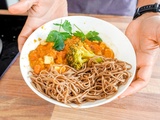 Nouilles Soba au brocolis et sauce tomate épicée