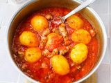 Ragout pommes de terre, aux saucisses et sauce tomate