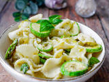 Salade de pâtes aux courgettes et au pesto de basilic