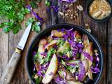 Salade de pommes de terre rôties, chou rouge et coriandre, et sa sauce cacahuète