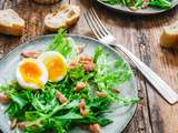 Salade frisée lardons et oeufs mollés