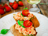 Tartines pesto et œufs brouillés tomate