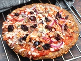 Pizza keto à la pâte de thon, anchois et olives