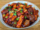 Tteokbokki : Gâteaux de riz coréens dans une sauce épicée