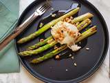 Asperges vertes aux noisettes et œufs pochés