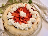 Pavlova à la rhubarbe et aux fraises