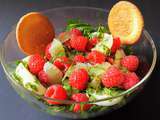 Salade de pommes vertes, framboises et herbes fraîches