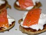 Saumon fumé sur blinis de blé noir, crème fouettée au wasabi, pickles de gingembre