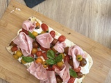 Pinsa mortadelle, stracciatella & tomates cerises