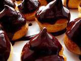 Petits choux fourrés à la crème vanille et glacés ganache pour un concours et la gourmandise