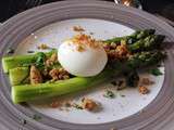 Asperges vertes, oeuf poché et crumble aux noisettes