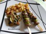 Brochettes d'agneau, courgettes marinées et pommes rissolées