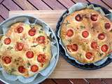 Foccacia aux tomates cerises, sarriette, parmesan, jambon cru et roquette