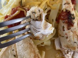 Aiguillettes de poulet sauce aux herbes tomates et des tagliatelles fraîches au cheddar