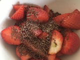 Bol de fraises aux vermicelles chocolat, sucre de barbe à papa et crème