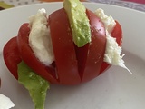 Eventail de tomates, mozzarella et avocat