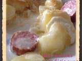 Gratin de pommes de terre au thym,saucisses fumées et raclette