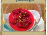 Panna cotta saveur coquelicot, framboises et éclats de pistaches