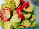 Salade avocat, concombres, tomates, citron et vinaigrette à la noisette