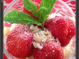 Verrine de fraises sur son lit de fromage blanc fouetté, copeaux de chocolat blanc, sucre barbe à papa et feuilles de menthe