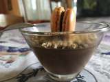 Verrine mousse de chocolat, pralin et macaron