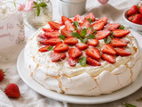 Pavlova aux fraises : la recette élégante pour la fête des mères