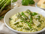 Risotto aux asperges vertes : la recette crémeuse de printemps