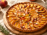 Tarte aux pêches et romarin : la recette estivale fine et parfumée