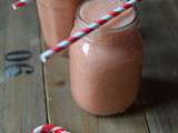 Smoothie tout rose avec des fraises dedans