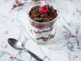 Verrines framboises et crumble au chocolat