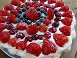 Pavlova aux fraises, cerises et myrtilles