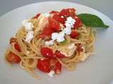 Spaghetti à la feta, tomates cerise et basilic