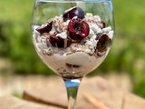 Eton mess, chantilly et meringue aux cerises et chocolat