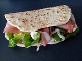 Piadine ou piadina (pain plat italien garni)